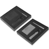 Kit Escritório, contendo:  1 Chaveiro em metal com detalhe em RPET reciclável; 1 Caneta Metálica com detalhe em RPET reciclável; 1 Porta Cartão em detalhe em RPET reciclável.  Acompanha berço com espuma.