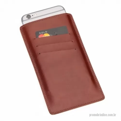 Porta celular personalizada - Porta Cartão/Celular – PC6 é um porta celular e cartões muito prático para o dia a dia, pode ser produzido em couro ou sintético nobre de diversas opções de materiais e cores. Personalização com gravação em baixo relevo ou silkscreen.