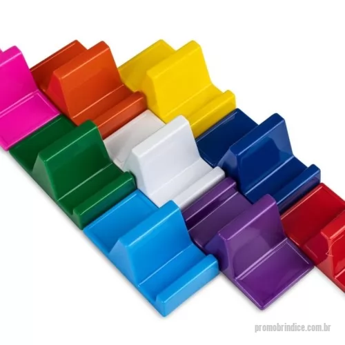Porta celular personalizada - Descrição: Assista a vídeos e participe de reuniões com mais praticidade, sem precisar segurar o celular. Feito em plástico resistente, esse suporte é a solução perfeita para quem precisa manter as mãos livres. Basta um apoio plano para utilizá-lo, tornando o dia a dia mais fácil.  Altura :  2,8 cm  Largura :  3,5 cm  Comprimento :  5,9 cm
