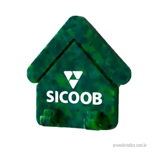 Porta chave personalizada - O Porta-Chaves Casa Duplo Ecológico Green Plasticaria é produzido com plástico 100% reciclado e oferece uma solução prática para organizar até duas chaves. Seu design em formato de casa agrega valor emocional ao produto, tornando-o ideal para construtoras, imobiliárias, campanhas institucionais e empresas comprometidas com as estratégias de ESG.