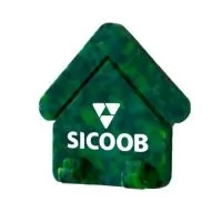 O Porta-Chaves Casa Duplo Ecológico Green Plasticaria é produzido com plástico 100% reciclado e oferece uma solução prática para organizar até duas chaves. Seu design em formato de casa agrega valor emocional ao produto, tornando-o ideal para construtoras, imobiliárias, campanhas institucionais e empresas comprometidas com as estratégias de ESG.