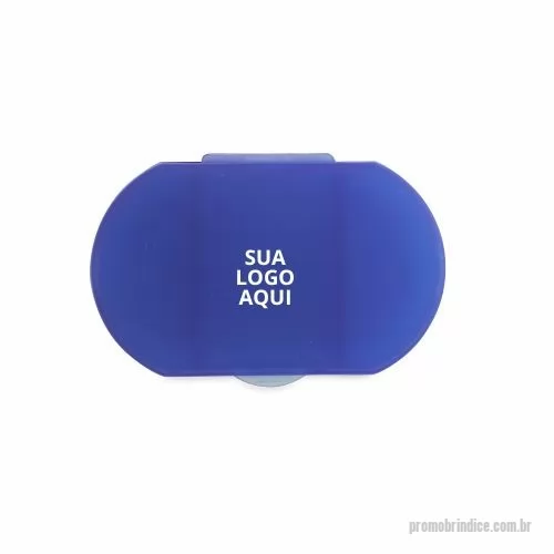 Porta comprimido personalizada - Transforme sua rotina de bem-estar com o Porta Comprimidos com 3 Divisórias! Ideal para brindes corporativos personalizados, este produto compacto e funcional é perfeito para organizar seus comprimidos diários. Feito com material de alta qualidade e certificação EU Food Grade, ele garante segurança e durabilidade. Suas três divisórias permitem separar diferentes tipos de medicações, vitaminas ou suplementos. Disponível em diversas cores, o Porta Comprimidos é uma excelente opção para promover sua marca de maneira útil e prática. Surpreenda seus clientes e colaboradores com um brinde que combina saúde e organização! Dimensões: 60 x 35 x 13 mm.