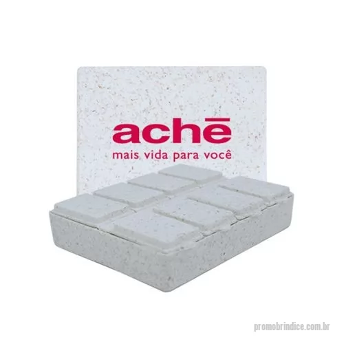 Porta comprimido personalizada - Porta comprimidos retangular com 8 compartimentos, tampa articulada, com dias da semana. Feito com 30% de fibra de madeira e 70% de Plástico Premium (PP), reduzindo a quantidade de plástico e reaproveitando resíduos renováveis. Agora disponível em 6 cores especiais que utilizam pigmentos orgânicos na fabricação.