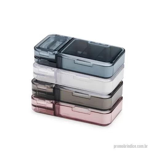 Porta comprimido personalizada - Um porta comprimidos multifuncional sob medida para as necessidades diárias de uma rotina de medicação. Feita em plástico, conta com três compartimentos principais, um com três divisórias com capacidade aproximada de 10 ml cada. As outras duas repart