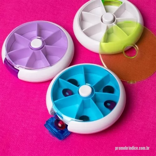 Porta comprimido personalizada - Porta-comprimidos em plástico com design compacto. Possui sete divisórias e um botão de acionamento que gira um compartimento a cada clique, permitindo o acesso ao conteúdo por meio de uma abertura lateral.
