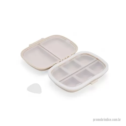 Porta comprimido personalizada - Porta comprimido Personalizada 08282 com sua logomarca. 20 anos ajudando a cotar Brindes Promocionais com várias empresas num único clique. Porta-comprimidos compacto feito em plástico obtido da palha de trigo e anel de vedação para as bordas em silicone. Possui oito compartimentos com tampas removíveis, sendo dois maiores com capacidade de até 30ml e seis menores com até 10ml cada. Acompanha palheta multiuso.  Largura :  8,6 cm  Espessura :  3,6 cm  Comprimento :  11 cm  Medidas aproximadas para gravação (CxL):  7 cm x 10 cm  Peso aproximado (g):  72Porta-comprimidos compacto feito em plástico obtido da palha de trigo e anel de vedação para as bordas em silicone. Possui oito compartimentos com tampas removíveis, sendo dois maiores com capacidade de até 30ml e seis menores com até 10ml cada. Acompanha palheta multiuso.  Largura :  8,6 cm  Espessura :  3,6 cm  Comprimento :  11 cm  Medidas aproximadas para gravação (CxL):  7 cm x 10 cm  Peso aproximado (g):  72Porta comprimido Personalizada, 178831, Ajm Brindes. Clique e Cote no Portal PromoBríndice!