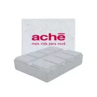 Porta comprimidos retangular com 8 compartimentos, tampa articulada, com dias da semana. Feito com 30% de fibra de madeira e 70% de Plástico Premium (PP), reduzindo a quantidade de plástico e reaproveitando resíduos renováveis. Agora disponível em 6 cores especiais que utilizam pigmentos orgânicos na fabricação.