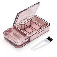 Porta Comprimidos Plástico – Praticidade no Seu Dia a Dia ????  Organize seus medicamentos de forma simples e segura. Compacto e multifuncional, este porta comprimidos conta com três compartimentos principais, sendo um com três divisórias de 10 ml cada.  Além do armazenamento, possui cortador de comprimidos na parte superior e triturador manual interno, facilitando o uso conforme a necessidade. Acompanha também pinça com ponta de escova para limpeza.  Perfeito para levar na bolsa, mochila ou viagem, garantindo praticidade em qualquer lugar.  Especificações:  Largura: 6 cm  Espessura: 2,5 cm  Comprimento: 12 cm  Área de gravação: 3,5 x 7 cm  Peso: 107 g