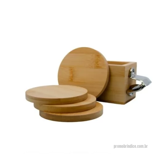 Porta Copo Abridor personalizada - 4 Porta copos em bambu no formato redondo de 9cm de diâmetro com abridor de garrafa em metal.