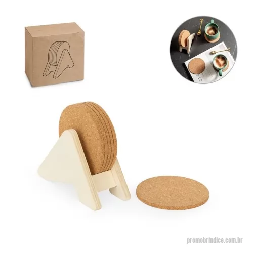 Porta copo ecológico personalizada - Porta copos em madeira com 6 bases para copos em cortiça. Desfrute da sua bebida evitando marcas na mesa. Certificação EU Food Grade. A cor e o resultado da impressão nos materiais naturais pode variar entre produtos.
