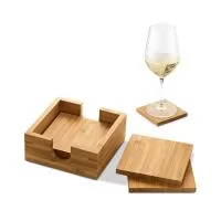 Conjunto de 4 porta copos em bambu com caixa aberta. Fornecido em caixa presente de papel kraft reciclado. A cor e o resultado da impressão nos materiais naturais pode variar entre produtos. 115 x 115 x 35 mm | Base copo: 100 x 100 x 6 mm | Caixa: 11