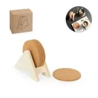 Porta copos em madeira com 6 bases para copos em cortiça. Desfrute da sua bebida evitando marcas na mesa. Certificação EU Food Grade. A cor e o resultado da impressão nos materiais naturais pode variar entre produtos.