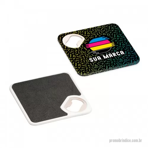 Porta copo personalizada - Porta copos, feito de plastico rígido injetado, com abridor de metal e base de borracha anti-derrapante. A personalização é feita através de impressão UV, todas as cores, CMYK + Branco. Por ser impressão digital, pode-se fazer varias artes sem adicionar valores.