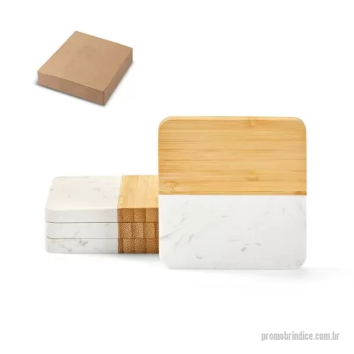 Porta copo personalizada - Conjunto de 4 porta copos em mármore e bambu em formato quadrado. Cada peça individual está dividida, pela sua metade, em mármore e bambu. Fornecido em caixa presente em papel kraft reciclado. Certificação EU Food Grade. A cor e o resultado da impressão nos materiais naturais pode variar entre produtos. 100 x 100 x 10 mm
