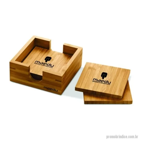 Porta copo personalizada - Conjunto de 4 porta copos em bambu em caixa aberta, fornecido em caixa de papel kraft reciclado.