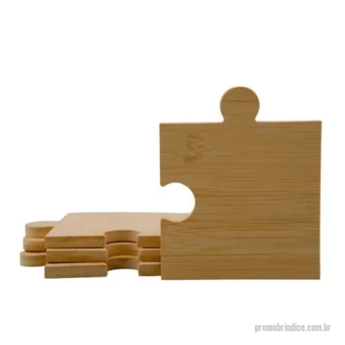 Porta copo personalizada - Quatro peças de bambu em formato de quebra-cabeça que servem como porta-copos ou porta travessa.