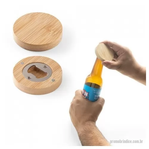 Porta copo personalizada - Porta copos em bambu com abridor e imã para fixar em superfícies. A cor e o resultado da impressão nos materiais naturais pode variar entre produtos. 