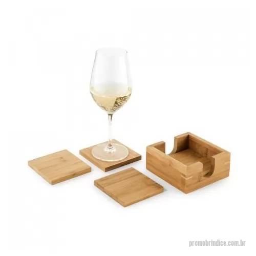Porta copo personalizada - Conjunto de 4 porta copos em bambu com caixa aberta. Fornecido em caixa presente de papel kraft reciclado. A cor e o resultado da impressão nos materiais naturais pode variar entre produtos. 