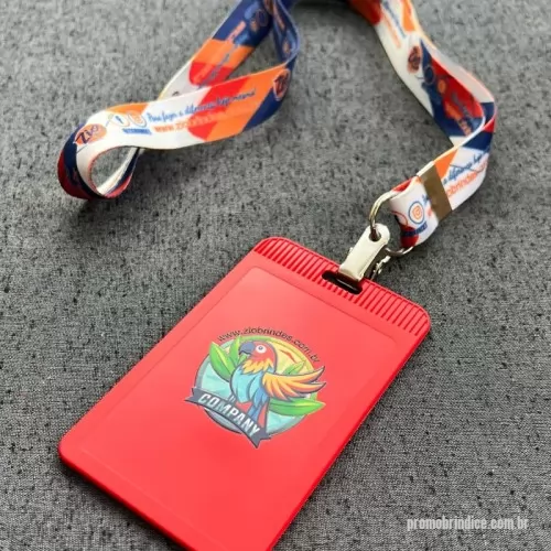 Porta crachá personalizada - Cordão + Porta crachá ou porta credencial em plástico resistente. Suporte com visor transparente removível e abertura superior para prender o cordão.