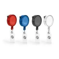 Porta crachá com clipe metálico com mecanismo extensível até aos 900 mm. Com presilha transparente e botão para adicionar bolsa porta-cartões. O mecanismo retrátil permite apresentar seu cartão ou credencial com segurança e comodidade. ø32 x 9 mm