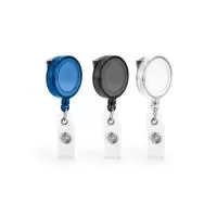 Porta crachá com clipe metálico com mecanismo extensível até aos 900 mm. Com presilha transparente e botão para adicionar bolsa porta-cartões. O mecanismo retrátil permite apresentar seu cartão ou credencial com segurança e comodidade. ø32 x 9 mm