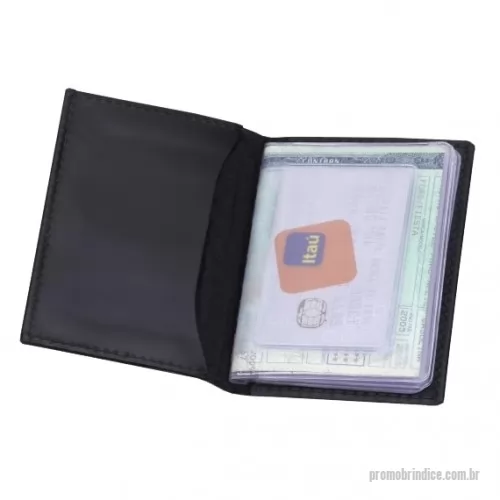 Porta documento personalizada - Porta Documento – PD5 pode ser confeccionada em couro ou sintético nobre diversas opções de materiais e cores (modelo da foto foi confeccionado no sintético Veneza preto). Possui dois bolsos internos de PVC transparente para documentos, e miolo PVC maleável interno para cartões e documentos. Personalização com gravação em baixo relevo ou silkscreen 1 cor.