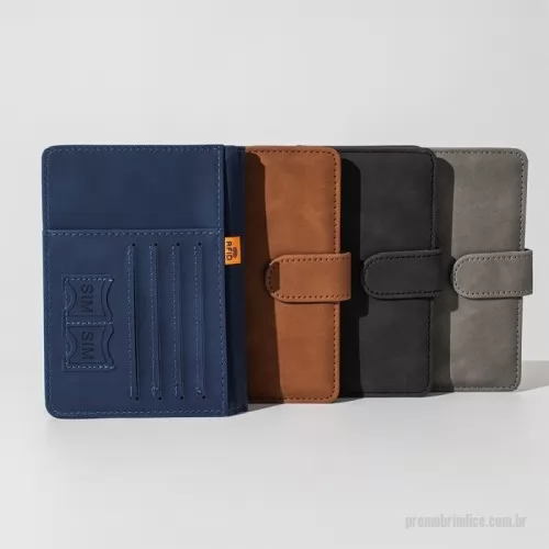 Porta documento personalizada - Garanta a segurança dos seus documentos enquanto viaja! O nosso Porta-passaporte é a solução para viajar com tranquilidade. Além de organizar documentos de forma prática, ele conta com tecnologia de proteção RFID, que bloqueia a leitura não autorizada de dados de cartões e chips de identificação. Feito em couro sintético de alta qualidade, possui quatro compartimentos para cartões, três bolsos, sendo um exclusivo para passaporte, outro para dinheiro e documentos e dois espaços para cartões SIM. Seu fechamento imantado combina elegância e funcionalidade, garantindo praticidade e segurança durante as viagens.