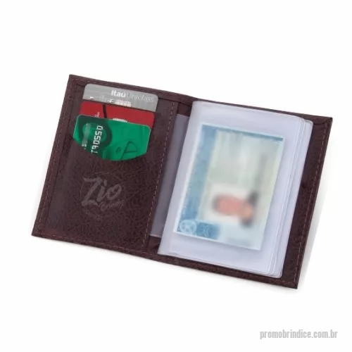 Porta documento personalizada - Porta Documento – PD1 pode ser Produzido em couro ou sintético nobre, em diversas opções de materiais e cores. Possui dois bolsos internos e um bolso de PVC transparente para documentos. Personalização com gravação em baixo relevo ou digital colorida