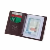 Porta Documento – PD1 pode ser Produzido em couro ou sintético nobre, em diversas opções de materiais e cores. Possui dois bolsos internos e um bolso de PVC transparente para documentos. Personalização com gravação em baixo relevo ou digital colorida