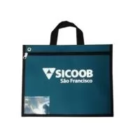 FICHA TÉCNICA – PORTA DOCUMENTOS / PASTA. Descrição do Produto  Porta-documentos ou pasta executiva desenvolvida para organização e transporte de papéis, contratos, catálogos, tablets e materiais corporativos. Produto ideal para eventos, reuniões, ações promocionais e uso profissional. Especificações Técnicas Produto: Porta-documentos / Pasta executiva personalizada Material externo: Poliéster, nylon 600, couro sintético (PU) ou lona Material interno: Forro em nylon ou poliéster leve Estrutura: Maleável ou semi-rígida (conforme modelo) Fechamento: Zíper reforçado ou botão magnético Compartimentos: Compartimento principal para documentos A4 Bolsos internos organizadores (canetas, cartões, celular) Suporte para tablet (opcional) Alça: De mão ou transversal ajustável (opcional) Acabamento: Costura reforçada e acabamento interno limpo. Medidas (padrão) 35 x 25 x 5 cm (formato A4 executivo) (Medidas podem ser personalizadas conforme necessidade do cliente). Personalização Silk screen (serig