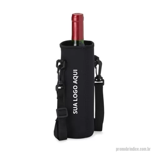 Porta garrafa de neoprene personalizada - O porta-copos ou garrafa esportivo é confeccionado em neoprene isotérmico, garantindo maior conservação da temperatura da bebida. Acompanha alça de nylon regulável, proporcionando praticidade no transporte durante atividades esportivas, passeios ou eventos. Além de funcional, é um brinde versátil e personalizável, ideal para destacar a marca em ações promocionais. Compacto, leve e resistente, oferece conforto e utilidade ao público-alvo.