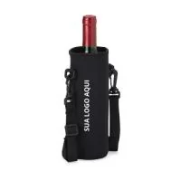 O porta-copos ou garrafa esportivo é confeccionado em neoprene isotérmico, garantindo maior conservação da temperatura da bebida. Acompanha alça de nylon regulável, proporcionando praticidade no transporte durante atividades esportivas, passeios ou eventos. Além de funcional, é um brinde versátil e personalizável, ideal para destacar a marca em ações promocionais. Compacto, leve e resistente, oferece conforto e utilidade ao público-alvo.