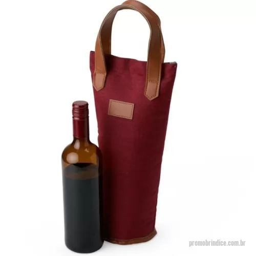 Porta garrafa personalizada - Bebida gelada ou quente a qualquer hora, onde estiver. Nosso Porta Garrafa Térmico é ideal para quem ama vinhos e bebidas frescas. Feito em nylon com revestimento térmico em PEVA atóxico, conta com fechamento em velcro para abrir e fechar com praticidade, além de detalhes em couro sintético na alça e no espaço de personalização. Perfeito para acompanhar em todos os momentos, tornando cada brinde ainda mais especial.