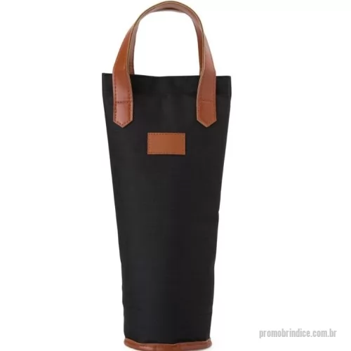 Porta garrafa personalizada - Porta garrafa Personalizada 18864 com sua logomarca. 20 anos ajudando a cotar Brindes Promocionais com várias empresas num único clique. Bebida gelada ou quente a qualquer hora, onde estiver. Nosso Porta Garrafa Térmico é ideal para quem ama vinhos e bebidas frescas. Feito em nylon com revestimento térmico em PEVA atóxico, conta com fechamento em velcro para abrir e fechar com praticidade, além de detalhes em couro sintético na alça e no espaço de personalização. Perfeito para acompanhar em todos os momentos, tornando cada brinde ainda mais especial.Bebida gelada ou quente a qualquer hora, onde estiver. Nosso Porta Garrafa Térmico é ideal para quem ama vinhos e bebidas frescas. Feito em nylon com revestimento térmico em PEVA atóxico, conta com fechamento em velcro para abrir e fechar com praticidade, além de detalhes em couro sintético na alça e no espaço de personalização. Perfeito para acompanhar em todos os momentos, tornando cada brinde ainda mais especial.Porta garrafa Personalizada, 179160, Bets Brindes. Clique e Cote no Portal PromoBríndice!