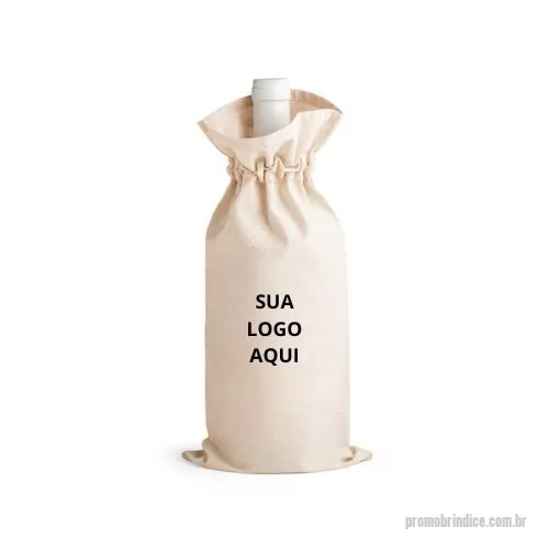 Porta garrafa personalizada - A Sacola para Garrafa em Algodão é prática, resistente e sustentável, ideal para transportar ou presentear garrafas de forma elegante. Produzida em 100% algodão (180 g/m²), conta com cordão também em algodão para fechamento seguro. Compacta e funcional, é perfeita para brindes corporativos, eventos, feiras ou como lembrança personalizada. Além de proteger a garrafa, valoriza a apresentação e pode ser personalizada com o logo da sua empresa, tornando-se um brinde exclusivo e memorável.