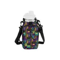 Porta-garrafa transversal confeccionado em material sublimado de alta qualidade, permitindo personalização com cores vivas e duradouras. Possui bolso frontal para celular e alça transversal ajustável que garante conforto e praticidade no uso diário.