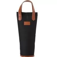 Bebida gelada ou quente a qualquer hora, onde estiver. Nosso Porta Garrafa Térmico é ideal para quem ama vinhos e bebidas frescas. Feito em nylon com revestimento térmico em PEVA atóxico, conta com fechamento em velcro para abrir e fechar com praticidade, além de detalhes em couro sintético na alça e no espaço de personalização. Perfeito para acompanhar em todos os momentos, tornando cada brinde ainda mais especial.