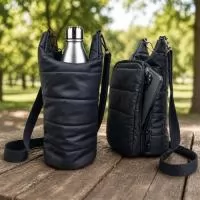 Shoulder bag térmica transversal em puffer com compartimento principal térmico dois bolsos frontais, fechamento em zíper e alça ajustável para transporte  Medidas: Comprimento: 14 cm Altura: 22 cm Largura: 12 cm
