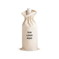 A Sacola para Garrafa em Algodão é prática, resistente e sustentável, ideal para transportar ou presentear garrafas de forma elegante. Produzida em 100% algodão (180 g/m²), conta com cordão também em algodão para fechamento seguro. Compacta e funcional, é perfeita para brindes corporativos, eventos, feiras ou como lembrança personalizada. Além de proteger a garrafa, valoriza a apresentação e pode ser personalizada com o logo da sua empresa, tornando-se um brinde exclusivo e memorável.