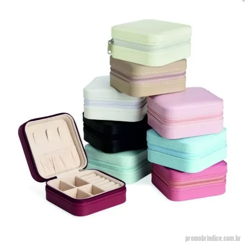 Porta joia personalizada - Organize suas joias com estilo e praticidade no Porta Joias Personalizado. Compartimentos: Diversos compartimentos para diferentes tipos de joias; Personalização: Possibilidade de personalizar com nome, frase ou logo; Organização e proteção para suas joias; Design elegante e sofisticado;
