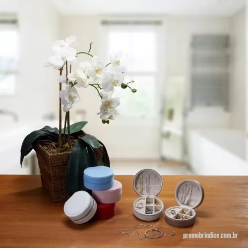 Porta joia personalizada - Porta-joias de couro sintético com revestimento aveludado. Possui compartimentos internos para anéis, brincos, pulseiras e colares.  Altura :  5,3 cm  Largura :  11 cm  Comprimento :  10,5 cm