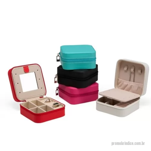 Porta joia personalizada - O item perfeito para não esquecer onde estão seus acessórios na hora de sair de casa. Feito em couro sintético, possui revestimento aveludado. Na sua parte interna, possui divisórias para acomodar cada item, como anéis, brincos, pulseiras e colares, seu espelho, além de possibilitar a oportunidade de dar aquela olhada no visual, também é uma divisória entre um compartimento e outro.
