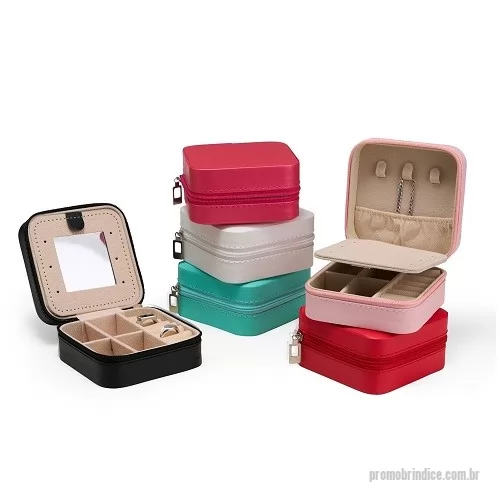 Porta joia personalizada - rganize anéis, brincos, colares, outros acessórios e o que mais quiser no nosso porta-joias de couro sintético com espelho. Suas divisórias são bem marcadas e cabem diversos itens, o espelho além de permitir dar aquela olhada no visual, também funciona como uma divisória entre o compartimento superior e inferior interno. Uma surpresa em espaço compacto!