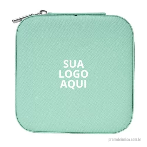 Porta joia personalizada - Apresente sua marca com sofisticação com nosso Porta-Joias Personalizado. Fabricado com materiais de alta qualidade, oferece proteção e charme ao organizar suas joias. Personalize com o logo da sua empresa e destaque-se em eventos e campanhas promocionais. Ideal para presentear clientes e colaboradores, é um brinde exclusivo que alia funcionalidade e estilo. Perfeito para diversas ocasiões, desde eventos corporativos até uso pessoal. Promova sua marca com um toque de elegância!