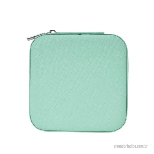Porta joia personalizada - Porta-Joias Personalizado em Couro Sintético: Elegância e Organização para Suas Joias  Apresentamos o Porta-Joias Personalizado em Couro Sintético, a solução perfeita para quem busca elegância e organização para suas joias. Ideal para uso pessoal, presentes ou como um brinde especial, este porta-joias combina design sofisticado e funcionalidade.  Características Material elegante: Couro sintético de alta qualidade, proporcionando um toque sofisticado e durável. Revestimento aveludado: Interior macio e aveludado para proteger suas joias de arranhões e danos. Compartimentos organizados: Compartimentos internos específicos para anéis, brincos, pulseiras e colares, mantendo suas joias organizadas e acessíveis. Design compacto e portátil: Ideal para levar em viagens ou para organizar suas joias em casa. Personalização exclusiva: Adicione sua marca, logo, nome ou mensagem e transforme o porta-joias em um presente único e memorável para seus clientes, colaboradores ou eventos. Vantagens Organ