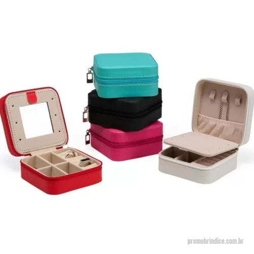 Porta joia personalizada - Organize anéis, brincos, colares, outros acessórios e o que mais quiser no nosso porta-joias de couro sintético com espelho. Suas divisórias são bem marcadas e cabem diversos itens, o espelho além de permitir dar aquela olhada no visual, também funciona como uma divisória entre o compartimento superior e inferior interno. Uma surpresa em espaço compacto!