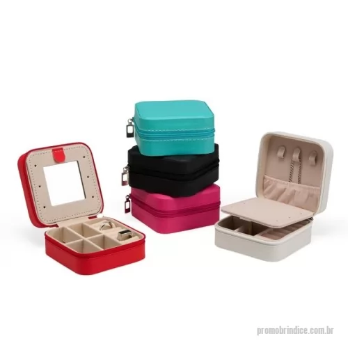 Porta joia personalizada - O item perfeito para não esquecer onde estão seus acessórios na hora de sair de casa. Feito em couro sintético, possui revestimento aveludado. Na sua parte interna, possui divisórias para acomodar cada item, como anéis, brincos, pulseiras e colares, seu espelho, além de possibilitar a oportunidade de dar aquela olhada no visual, também é uma divisória entre um compartimento e outro.