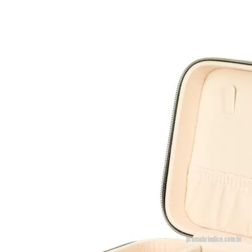 Porta joia personalizada - Este porta-joias em couro sintético é uma opção compacta para armazenar objetos menores com segurança. Possui revestimento interno com textura macia e fechamento em zíper, além de três mini ganchos, um bolso com elástico, uma divisória removível com quatro quadrantes e um compartimento estofado com ranhuras.