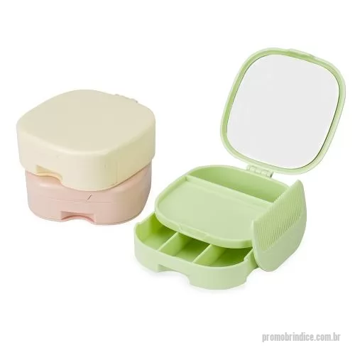 Porta joia personalizada - Este porta-joias feito em plástico é uma ótima opção para guardar objetos delicados com segurança. O organizador conta com espaço interno com dois compartimentos de tamanhos distintos e uma gaveta com três divisórias. Além disso, possui um espelho na