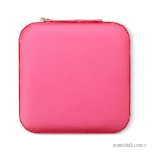 Porta joia personalizada - Porta joia Personalizada B08142 com sua logomarca. 20 anos ajudando a cotar Brindes Promocionais com várias empresas num único clique. Porta-Joias com Espelho – Compacto e Elegante ?  Guarde seus acessórios favoritos com praticidade e estilo. Produzido em couro sintético, conta com divisórias bem definidas e um espelho interno funcional, que também separa os compartimentos.  Um item compacto, leve e sofisticado, ideal para uso pessoal, viagens ou como brinde personalizado de alto valor.  Especificações:  Altura: 4,7 cm  Largura: 9,6 cm  Comprimento: 9,9 cm  Área de gravação: 8 x 8 cm  Peso: 110 gPorta-Joias com Espelho – Compacto e Elegante ?  Guarde seus acessórios favoritos com praticidade e estilo. Produzido em couro sintético, conta com divisórias bem definidas e um espelho interno funcional, que também separa os compartimentos.  Um item compacto, leve e sofisticado, ideal para uso pessoal, viagens ou como brinde personalizado de alto valor.  Especificações:  Altura: 4,7 cm  Largura: 9,6 cm  Comprimento: 9,9 cm  Área de gravação: 8 x 8 cm  Peso: 110 gPorta joia Personalizada, 177536, B Brindes Promocionais. Clique e Cote no Portal PromoBríndice!